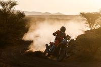 Tosha pierde la etapa marat&oacute;n en el sprint final del Dakar; Sanders, m&aacute;s l&iacute;der