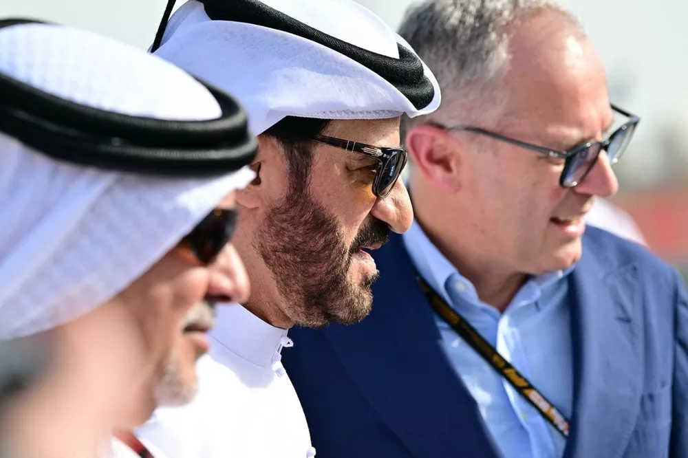 Formule 1 CEO Stefano Domenicali, FIA-voorzitter Mohammed Ben Sulayem en kroonprins Salman bin Hamad Al Khalifa van Bahrein