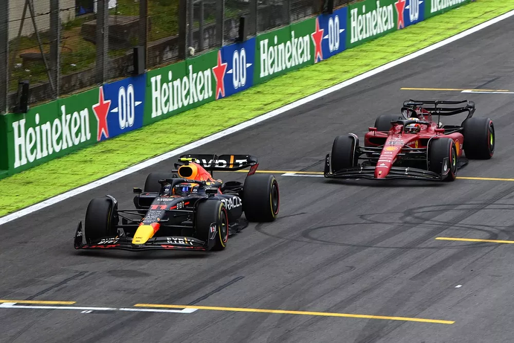 Sergio Perez, Red Bull Racing RB18, Charles Leclerc, Ferrari F1-75