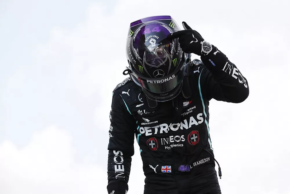 Lewis Hamilton, Mercedes-AMG Petronas F1, f&ecirc;te sa victoire dans le parc ferm&eacute;, en pointant le logo "Black Lives Matter" sur son casque