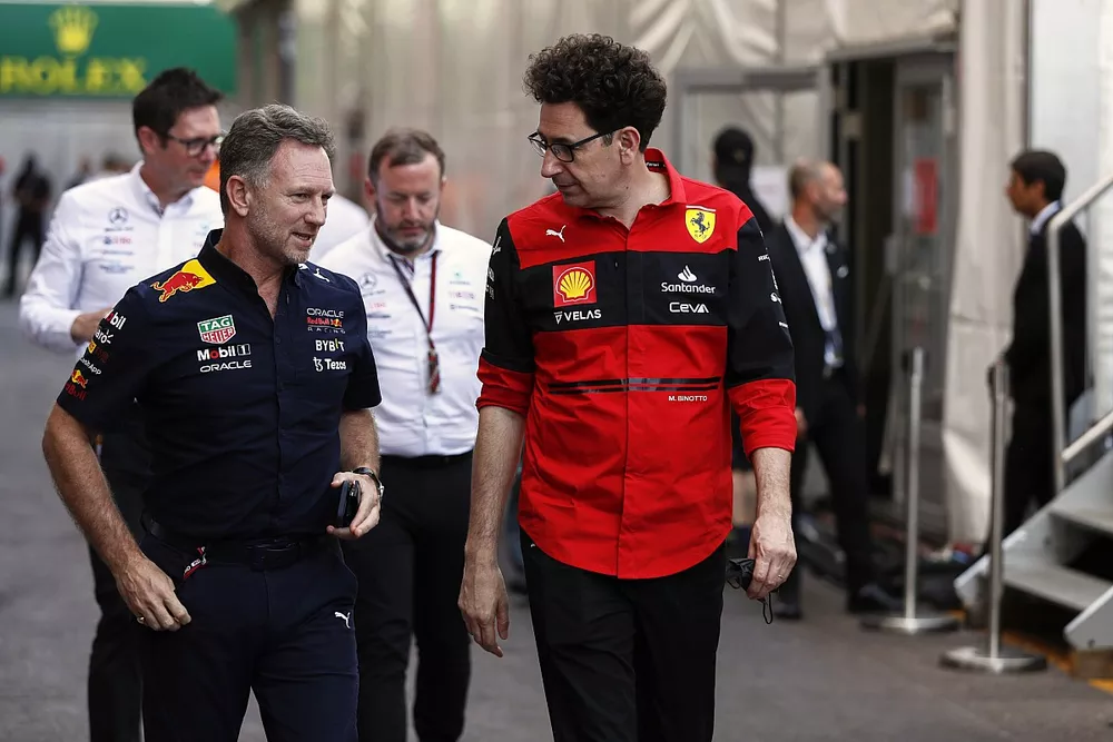 Christian Horner, Team Principal della Red Bull Racing, chiacchiera con Mattia Binotto, Team Principal della Ferrari. 