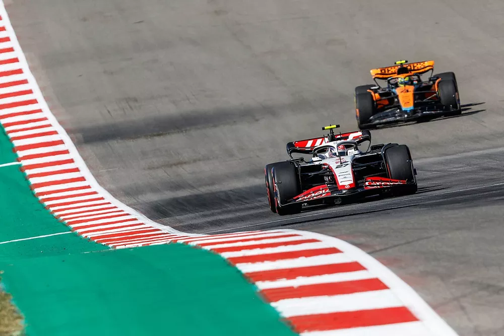 Nico Hulkenberg, Haas VF-23, Lando Norris, McLaren MCL60