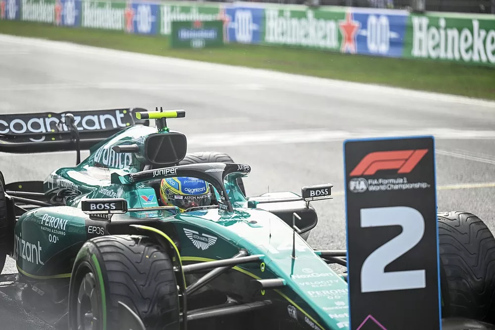 Fernando Alonso, Aston Martin AMR23, 2&ordf; posici&oacute;n, llega al Parc Ferme