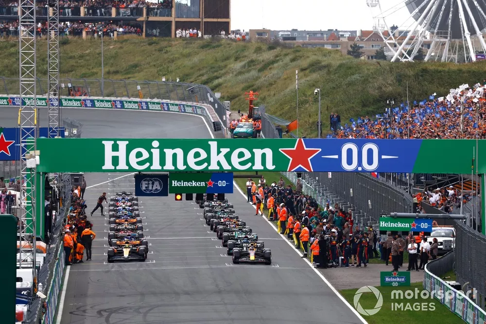Max Verstappen, Red Bull Racing RB19, Lando Norris, McLaren MCL60, prepare to lead the field away for the start