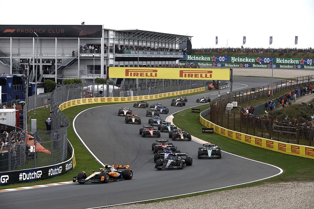 Lando Norris, McLaren MCL60, George Russell, Mercedes F1 W14, Fernando Alonso, Aston Martin AMR23, Alex Albon, Williams FW45, the remainder of the field at the start