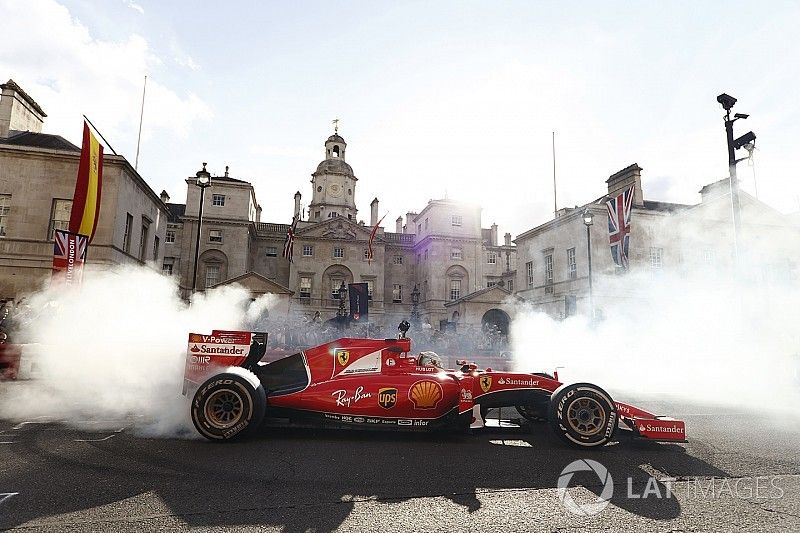 Sebastian Vettel, Ferrari SF70H, haciendo unas donuts