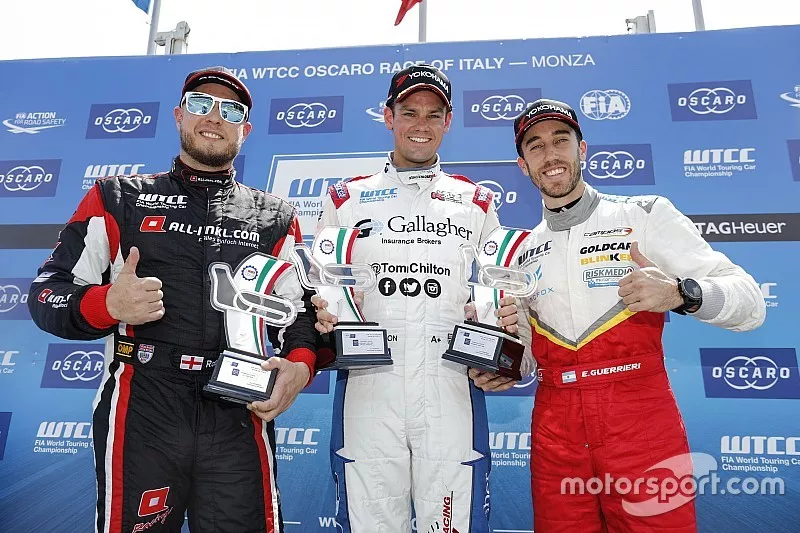 Podio trofeo: primer lugar Tom Chilton, S&eacute;bastien Loeb Racing, Citro&euml;n C-Elys&eacute;e WTCC, segundo lugar 