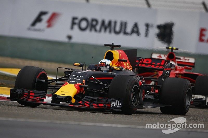 Daniel Ricciardo, Red Bull Racing RB13, y Kimi Raikkonen, Ferrari SF70H