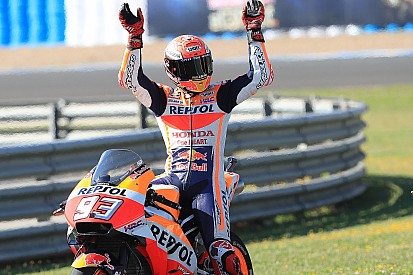 Victoria de Márquez y caída triple entre las Ducati oficiales y Pedrosa
