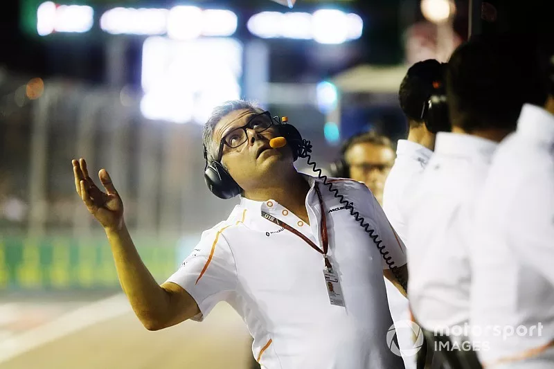 Gil de Ferran, director deportivo de McLaren, verifica la caída de lluvia en el pit lane