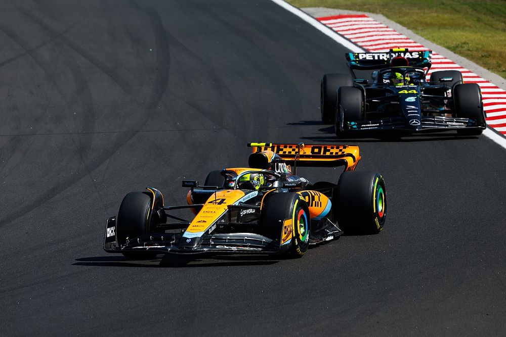 Lando Norris, McLaren MCL60, Lewis Hamilton, Mercedes F1 W14