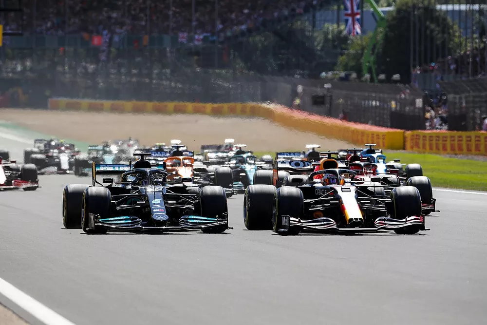 Max Verstappen, Red Bull Racing RB16B voor Lewis Hamilton, Mercedes W12 bij de start van de race