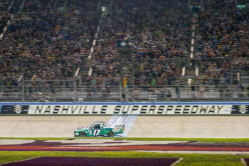 Race winner Ryan Preece, Team DGR, Ford F-150 Hunt Brothers Pizza