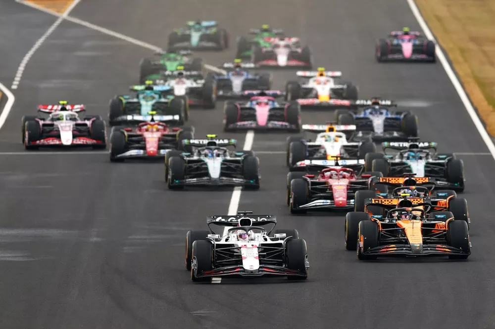 Max Verstappen, Red Bull Racing, lidera en el inicio