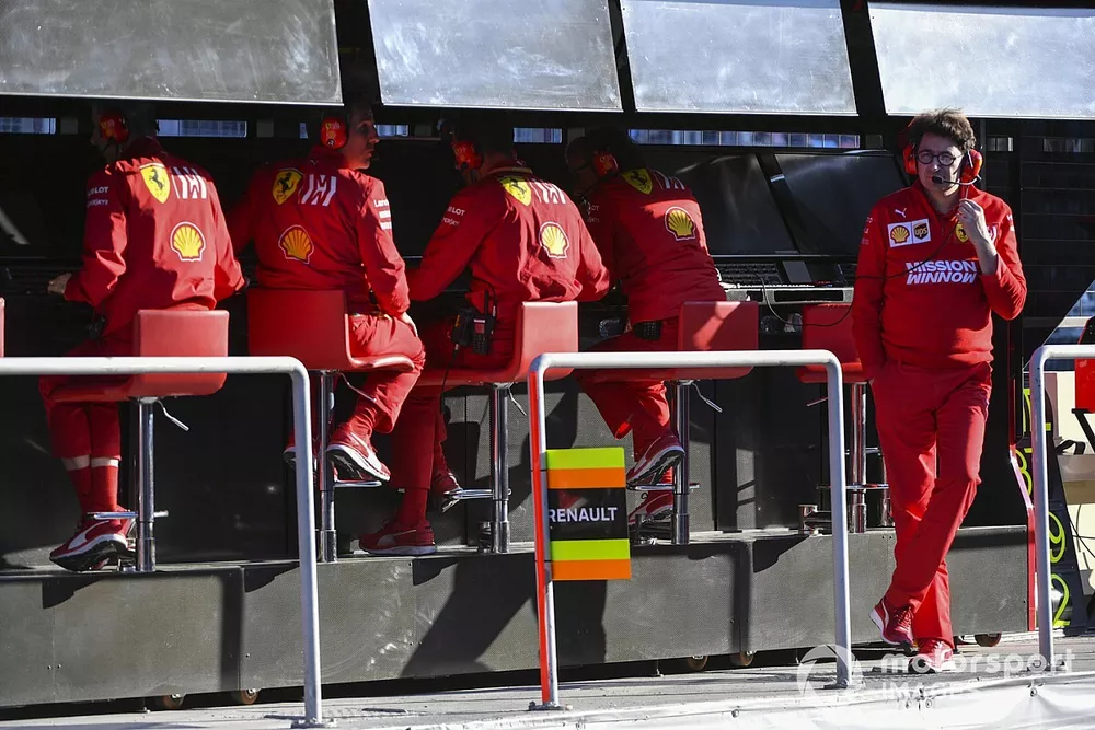 Mattia Binotto, directeur de Ferrari, avec son équipe sur le muret des stands
