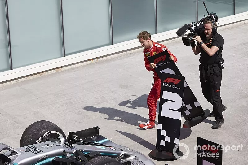 Sebastian Vettel, Ferrari, 2&ordf; posici&oacute;n, cambia los tableros de posici&oacute;n en protesta por una sanci&oacute;n que le cost&oacute; la victoria.