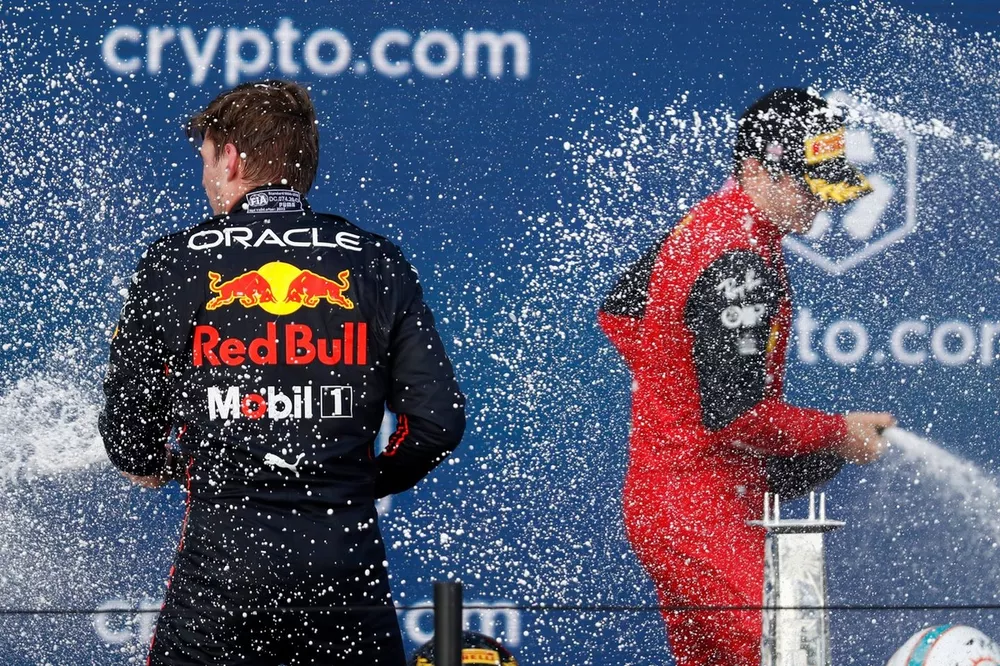 Max Verstappen, Red Bull Racing, 1&ordf; posici&oacute;n, Charles Leclerc, Ferrari, 2&ordf; posici&oacute;n, roc&iacute;an de champagne el podio