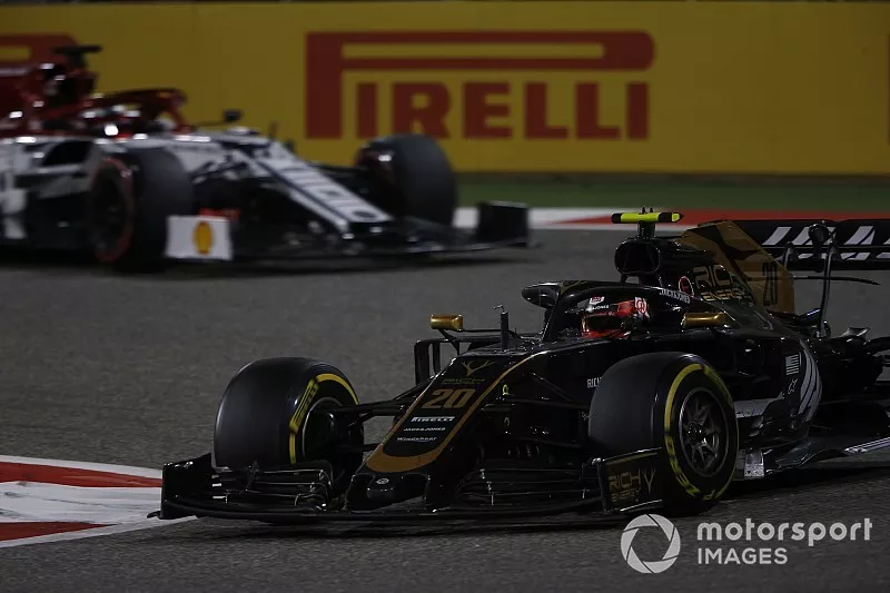 Kevin Magnussen, Haas F1 Team VF-19, devant Kimi Raikkonen, Alfa Romeo Racing C38