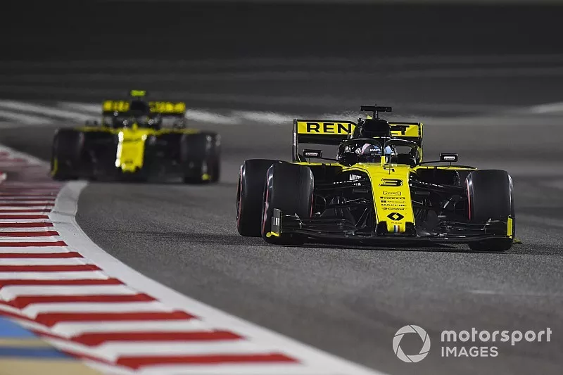 Daniel Ricciardo, Renault R.S.19, devant Nico Hulkenberg, Renault R.S. 19