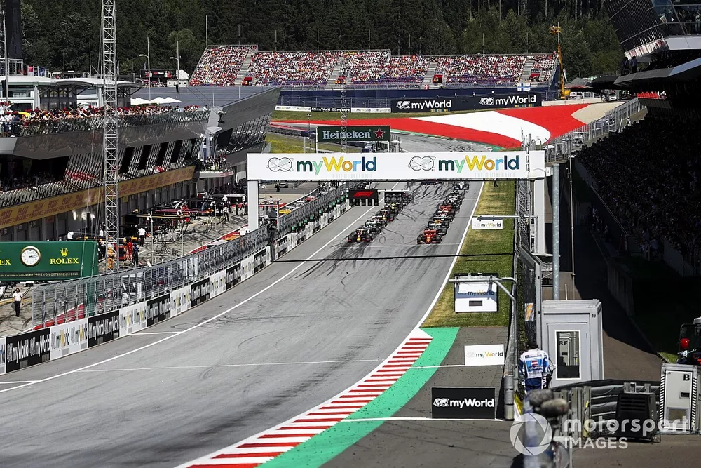 Arrancada Charles Leclerc, Ferrari SF90, y Max Verstappen, Red Bull Racing RB15
