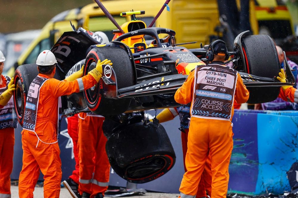 El coche dañado de Sergio Pérez, Red Bull Racing RB20