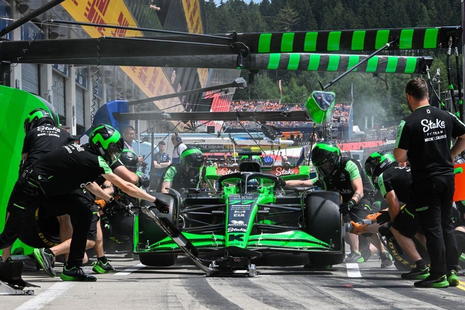 Valtteri Bottas, Stake F1 Team Kick Sauber C44, wykonuje pit stop