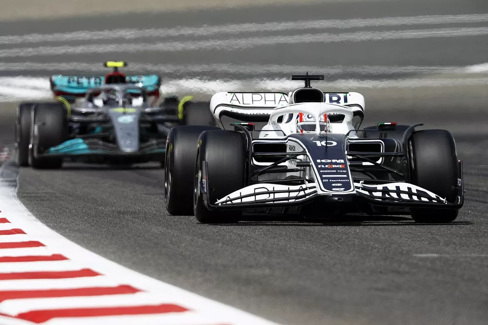 Pierre Gasly, AlphaTauri AT03, por delante de Lewis Hamilton, Mercedes W13