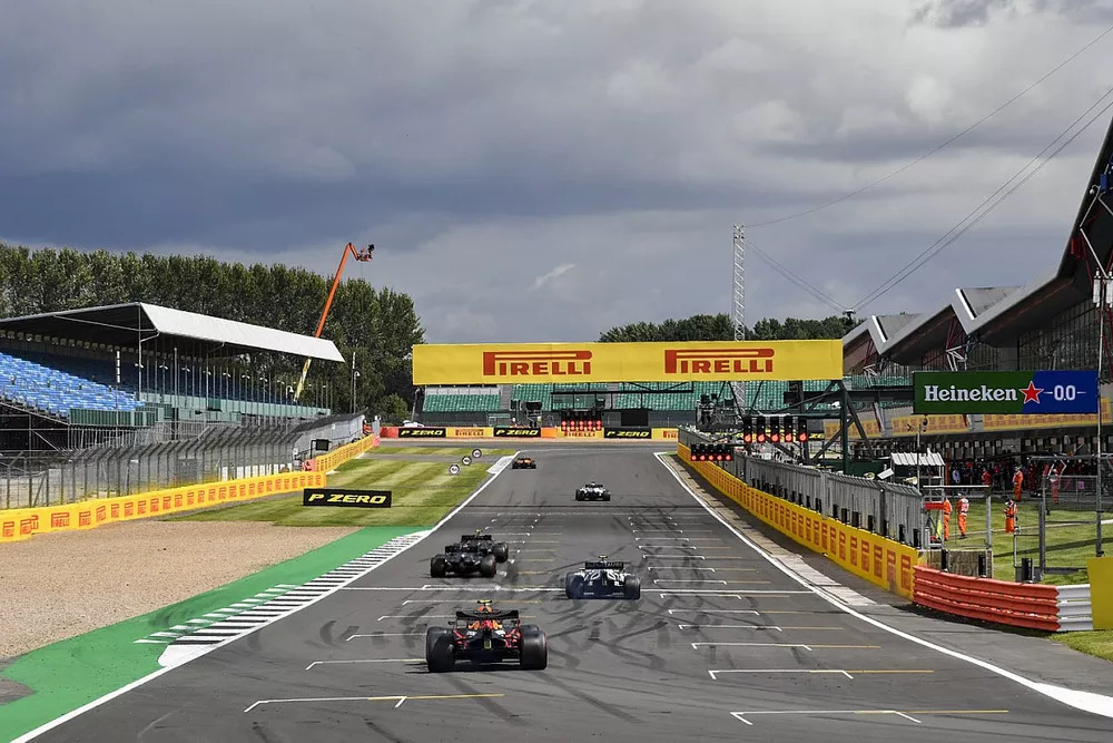 Los pilotos se alinean para practicar la salida al final de la pr&aacute;ctica