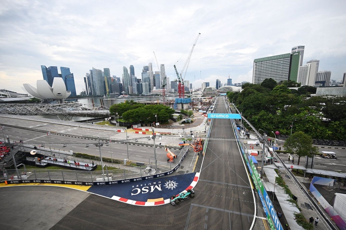 Alonso sorprende y lidera la FP1 de Singapur F1 con Leclerc y Verstappen detrás 