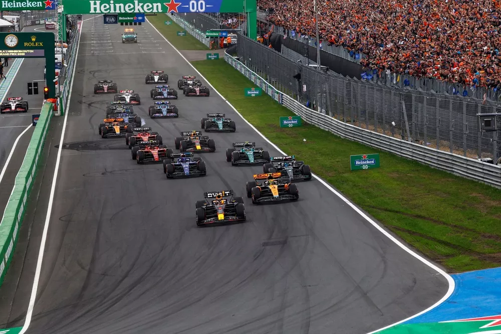 Max Verstappen, Red Bull Racing RB19, Lando Norris, McLaren MCL60, George Russell, Mercedes F1 W14, Fernando Alonso, Aston Martin AMR23, Alex Albon, Williams FW45, the rest of the field at the start