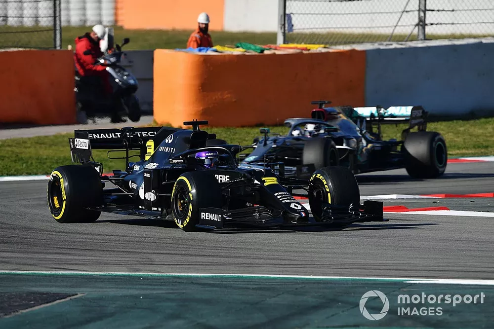Daniel Ricciardo, Renault F1 Team R.S.20 leads Lewis Hamilton, Mercedes F1 W11