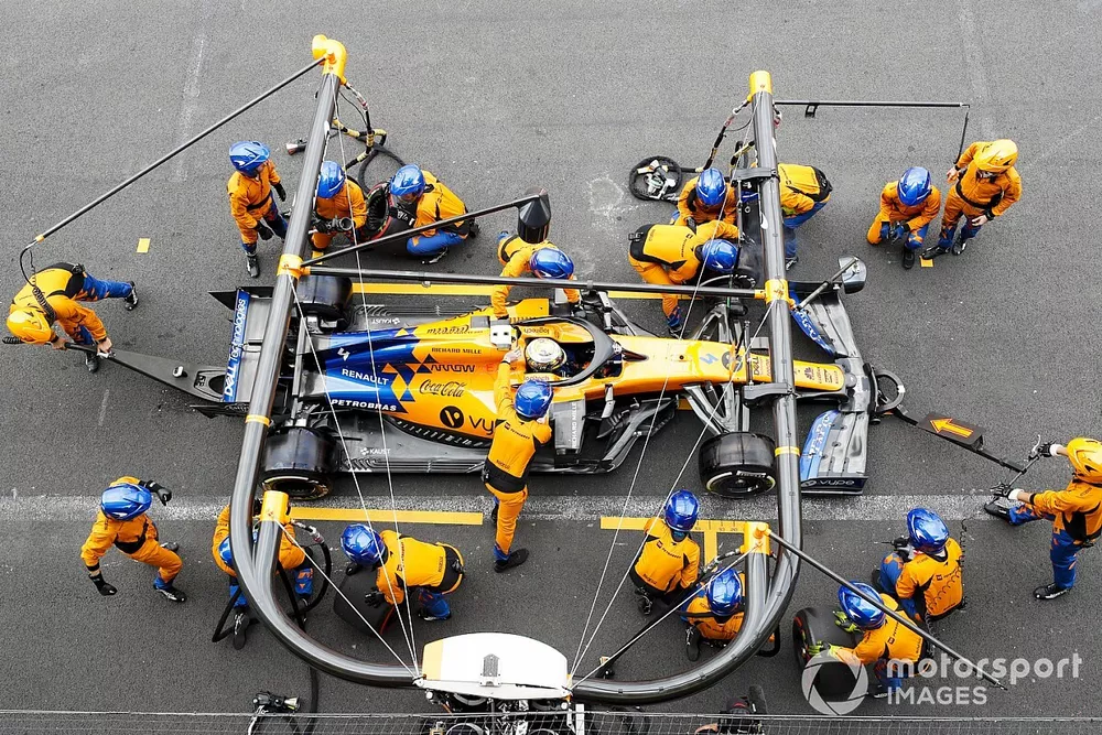 Lando Norris, McLaren MCL34, sufre problemas con su rueda delantera izquierda durante una parada en boxes