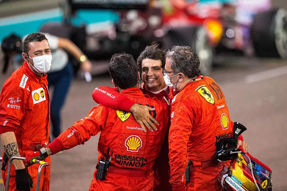 El tercer puesto de Carlos Sainz Jr., de Ferrari, celebra con los miembros del equipo
