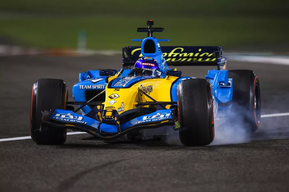 Fernando Alonso conduit sa Renault R25 championne du monde 2005