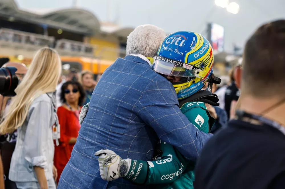 Fernando Alonso, Aston Martin F1 Team, abraza a Lawrence Stroll, Propietario, Aston Martin F1 Team, en la parrilla de salida