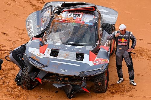 Carlos Sainz sufri&oacute; de fracturas de "v&eacute;rtebras" en el Dakar 2023 