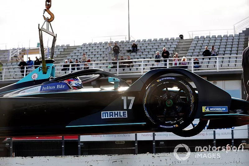 Gary Paffett, HWA Racelab, VFE-05, est remis en piste par les commissaires