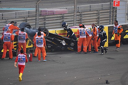 Hulkenberg chiude il 2018 con il botto: capotta al primo giro ad Abu Dhabi, ma è illeso