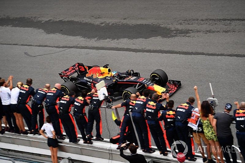 Daniel Ricciardo, Red Bull Racing RB13, cruza la meta.
