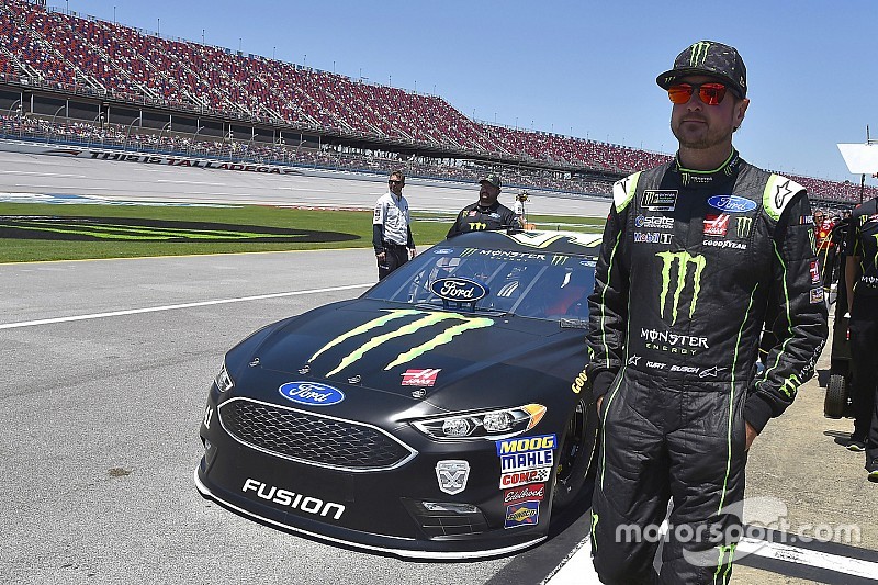 Kurt Busch gana la pole en Talladega