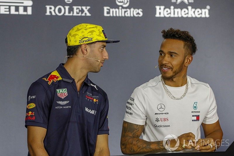 Daniel Ricciardo, Red Bull Racing, y Lewis Hamilton, Mercedes AMG F1 en la conferencia de prensa
