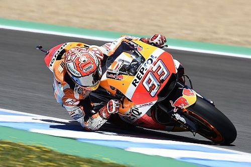 Márquez lidera el warm up pero se vuelve a caer