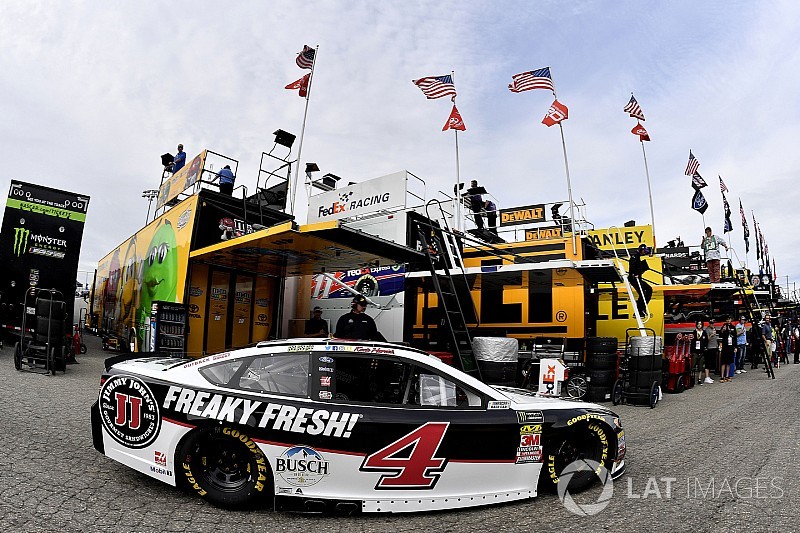 Kevin Harvick cruises to Stage 2 win at Dover