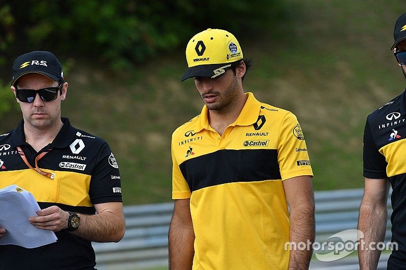 Carlos Sainz Jr., Renault Sport F1 Team, recorre la pista con el equipo