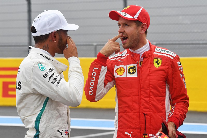 Villeneuve szerint a Mercedes a motor és a módosított gumik miatt ilyen gyors