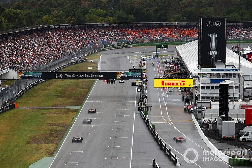 Carlos Sainz Jr., McLaren MCL34, Kevin Magnussen, Haas F1 Team VF-19, y Antonio Giovinazzi, Alfa Romeo Racing C38