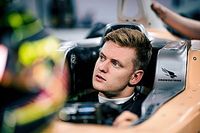 Mick Schumacher schuimt stoeltje in hoofdkwartier Mercedes F1