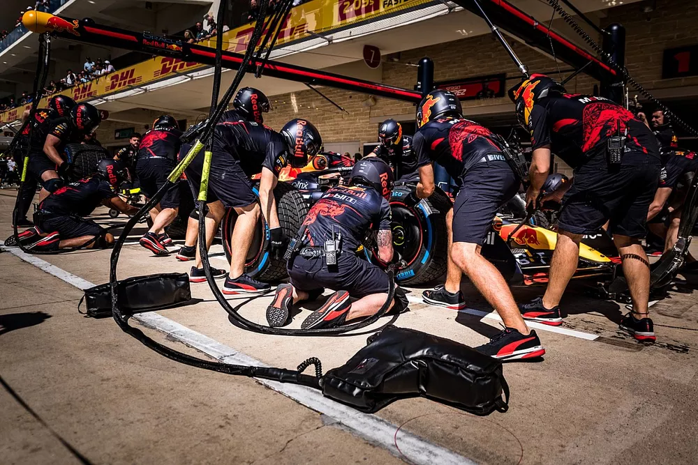 Red Bull Racing RB18, parada en boxes