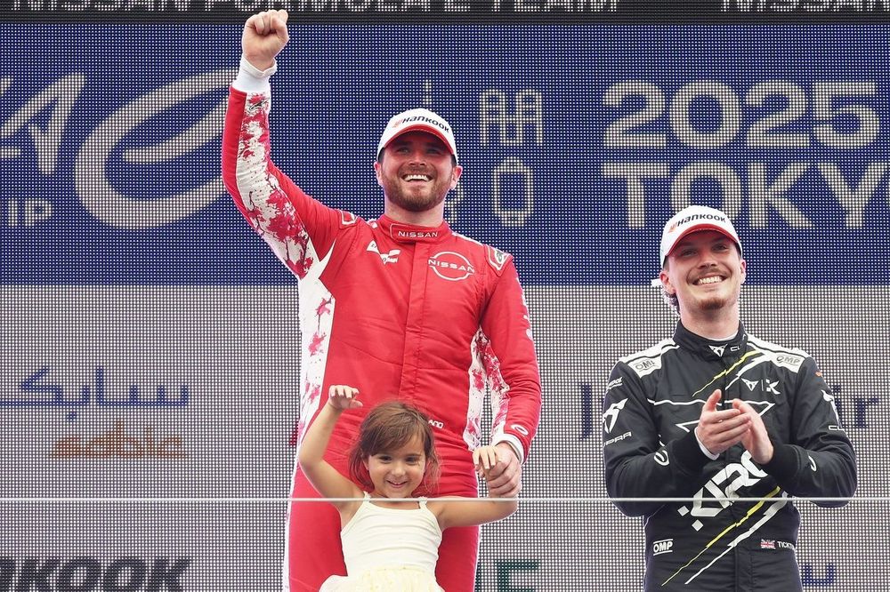 Podio: el ganador Oliver Rowland, Nissan Formula E Team, segundo Pascal Wehrlein, TAG Heuer Porsche Formula E Team, tercero Dan Ticktum, Kiro Race Co