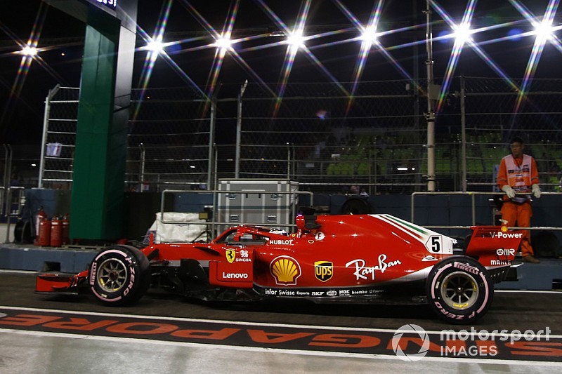 Videón, ahogy Vettel odavágja a Ferrarit Szingapúrban